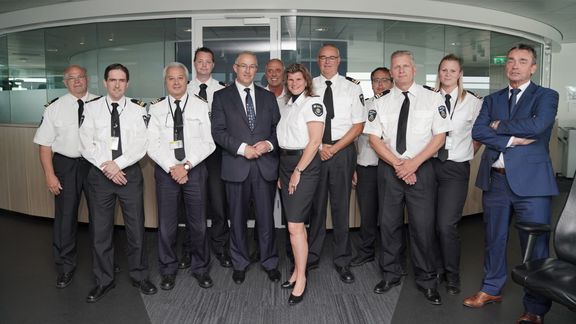 Burgemeester Aboutaleb poseert met de bezetting van het Haven Coördinatie Centrum