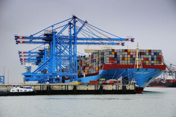 Een containerschip wordt beladen