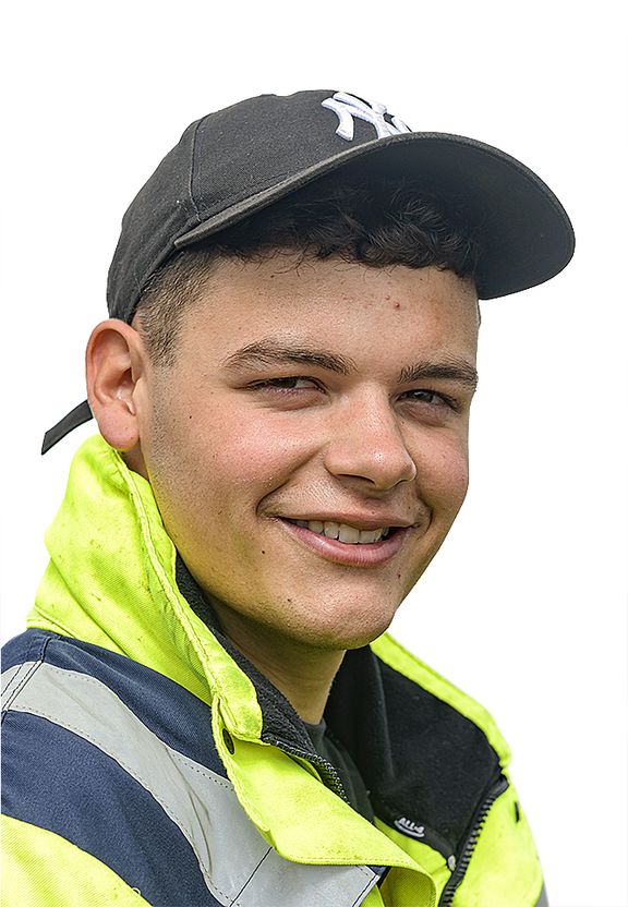 Een persoon draagt een fluorescerend geel veiligheidsjack met reflecterende strepen en een zwarte pet met een wit logo. De achtergrond is wit, waardoor de focus volledig op de kleding en het hoofddeksel ligt.