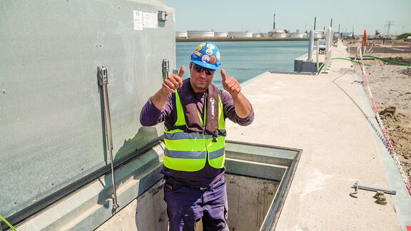 Om niet om te vallen, gaat er onder de kade een robuuste L-vormige vloer schuil