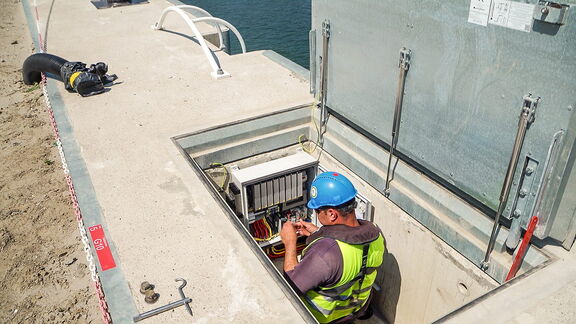 Om niet om te vallen, gaat er onder de kade een robuuste L-vormige vloer schuil