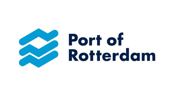 Een afbeelding met het officiële logo van Port of Rotterdam. Het logo bestaat uit een gestileerd blauw symbool met twee schuine vormen en daarnaast de tekst “Port of Rotterdam” in donkerblauwe letters op een witte achtergrond. Het ontwerp straalt een moderne en zakelijke uitstraling uit.