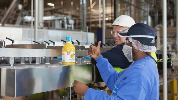 Twee medewerkers met het eerste sapje van de band