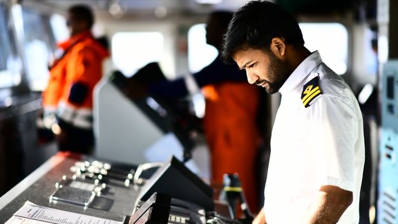 Ein Kapitän auf der Brücke