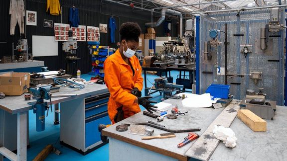 Medewerkster werkzaam in de werkplaats