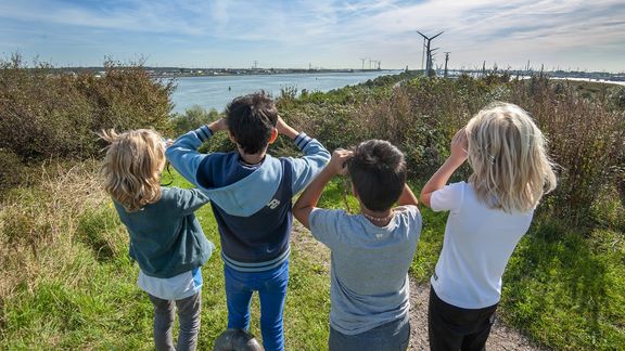 Kinderen met een verrekijker bij EIC Mainport op Landtong Rozenburg