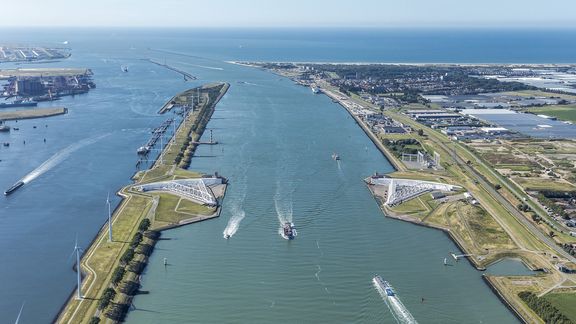 Maeslantkering in de Nieuwe Waterweg