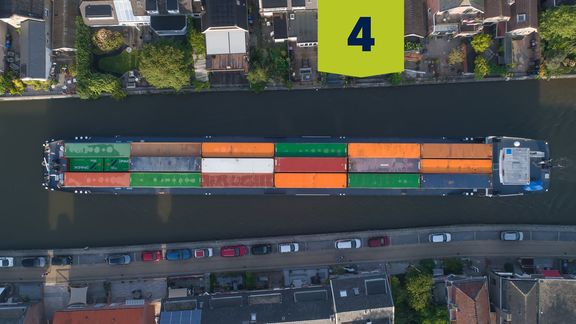 Binnenvaartschip in de binnenstad