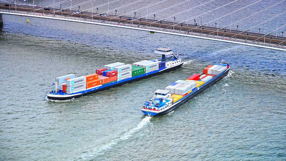 Containerschiffe passieren einander unter der Erasmus-Brücke