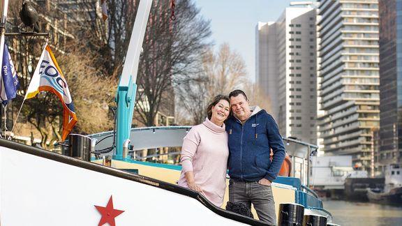 Binnenvaartschipper Adrie Visser en zijn vrouw Carola aan dek