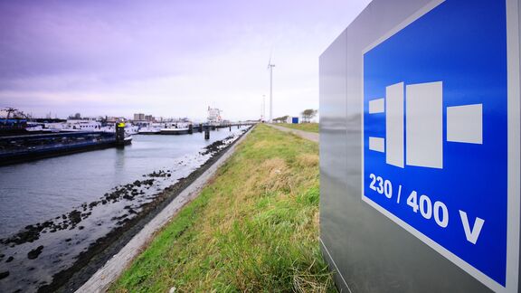 Walstroom bord op de Landtong Rozenburg