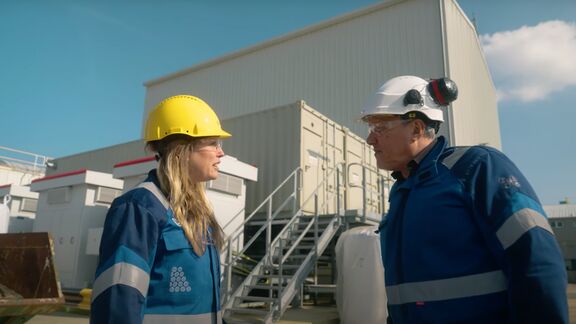 Simone Opschoor interviews an employee of Pryme