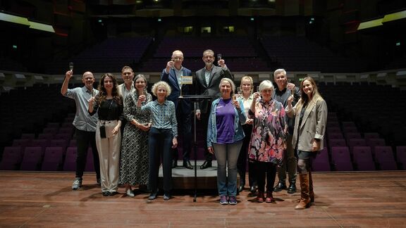Medewerkers van Havenbedrijf Rotterdam en RPHO proosten op de samenwerking