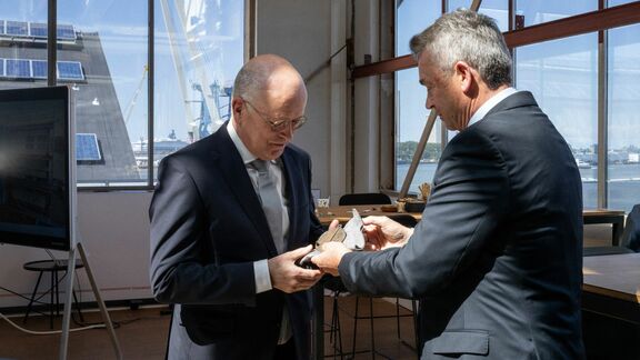 Jan Waals ontvangt het Sleepanker uit handen van (rijks)havenmeester René de Vries.