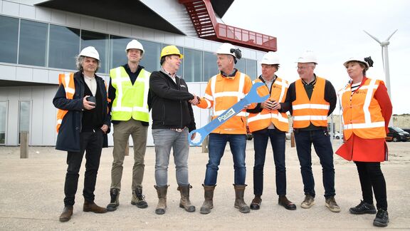 Contractmanager André Riethoff nam namens het Havenbedrijf de symbolische sleutel in ontvangst van Mark van Heezik, projectleider van aannemer G. Van der Ven B.V.