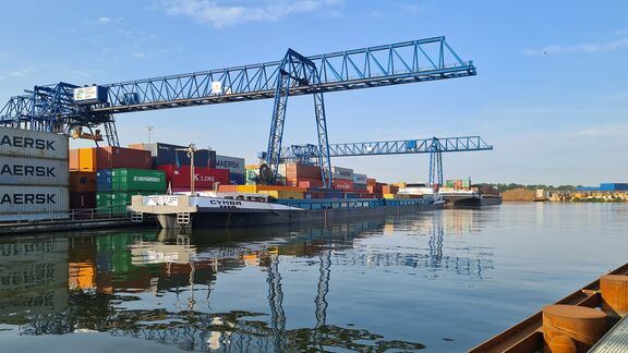 Binnenvaartschip bij de Barge Terminal Born