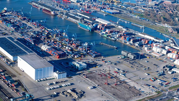 Luchtfoto Q Terminals Kramer Rotterdam. Foto MartensMultimedia.
