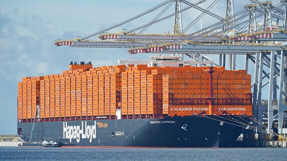 Singapore Express van Hapag-Lloyd met oranje containers