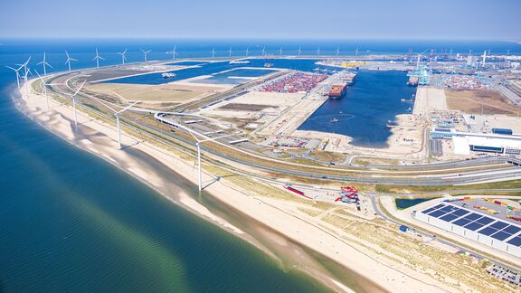 Maasvlakte met conversiepark en Amaliahaven gezien vanuit de lucht