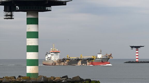 <meta charset="utf-8">Sleephopperzuiger Strandway vaart 'tussen de paddenstoelen'. Foto: Ries van Wendel de Joode
