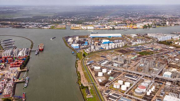 <meta charset="utf-8">Luchtfoto van Vondelingenplaat waarop te zien is: het terrein van Shell Energy and Chemicals Park Rotterdam op Vondelingenplaat dat WarmtelinQ gaat leasen en het WarmtelinQ-trace richting Vlaardingen. Foto: WarmtelinQ / Topview Nederland