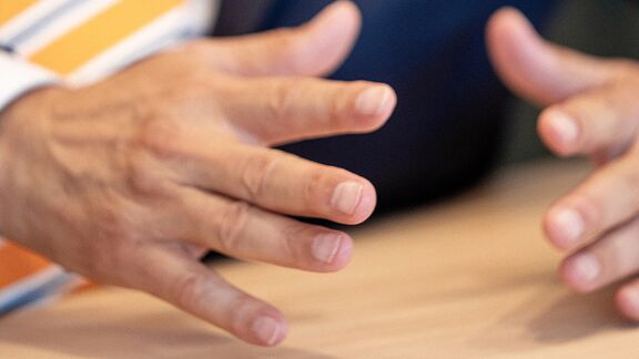 Handen van burgermeester Ahmed Aboutaleb