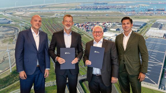 Vlnr: Egbert van der Wal, Boudewijn Siemons (Havenbedrijf Rotterdam) en John Weijtmans, Philipp Rainer (Swietelsky Rail Benelux B.V.).
