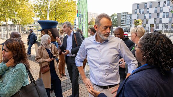 Boudewijn Siemons spreekt tijdens de wijkhub in Pendrecht