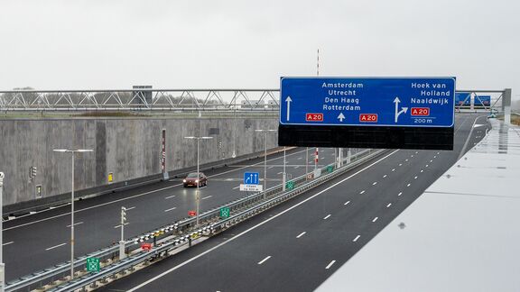 De eerste auto rijdt over de nieuwe A24
