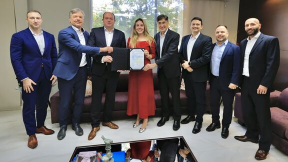 Alexander Garbar (duisport), Rene Van der Plas (Port of Rotterdam), Markus Bangen (president-directeur van duisport), Jade Romero (Vicegouverneur van Ceará), Hugo Figueirêdo (president-directeur van Pecém), Fabio Feijó (president-directeur van ZPE Ceará), André Magalhães (Pecém) en Fabio Grandchamp (Pecém).