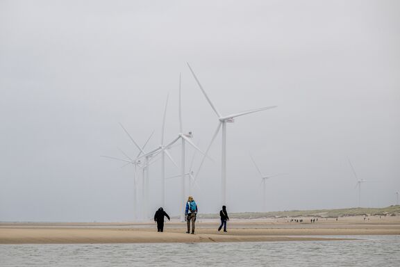 Mensen lopen op het Maasvlaktestrand