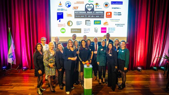 Groepsfoto tijdens Rotterdam. Make It Happen.