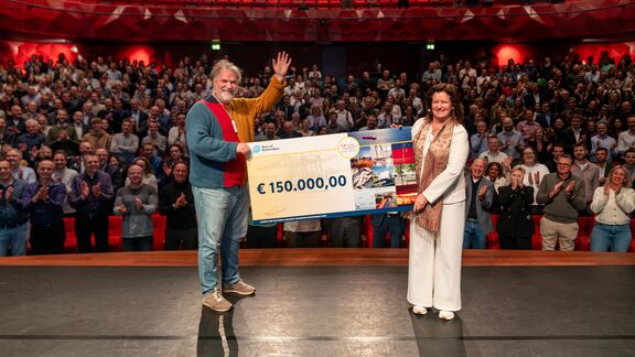 Uitreiking check aan Jeugdeducatiefonds