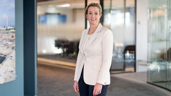 Portret van de Chief Operational officer van Havenbedrijf Rotterdam in een kantooromgeving