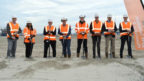 From left to right: Harold Kunst (APMT), Haydi Galvez (ABB), Jack Craig (APMT), Harbert van der Wildt (Dura Vermeer), Boudewijn Siemons (Port of Rotterdam Authority), Edwin van der Poel (GMB), Hans Jongejan (APMT) en Mark Nolet (APMT)
