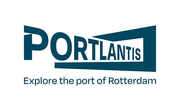 Logo van Portlantis in donkerblauwe letters met een perspectivisch ontwerp dat diepte suggereert. Onder het logo staat de Engelstalige slogan: “Explore the port of Rotterdam”. Het ontwerp verwijst naar de haven van Rotterdam en heeft een moderne, strakke uitstraling.