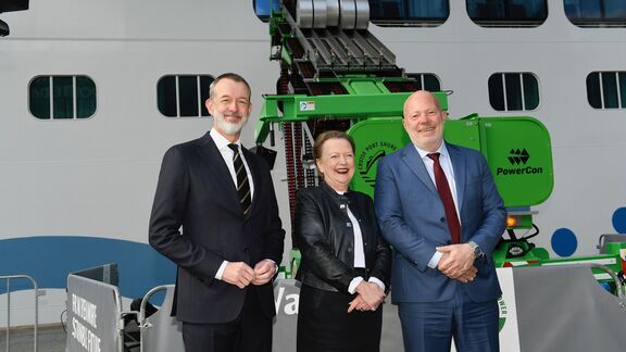 从左至右：鹿特丹港务局首席执行官席宝龙（Boudewijn Siemons）、鹿特丹邮轮港/邮轮港岸电公司执行董事Mai Elmar、鹿特丹市副市长Robert Simons。照片：Mirjam Lens