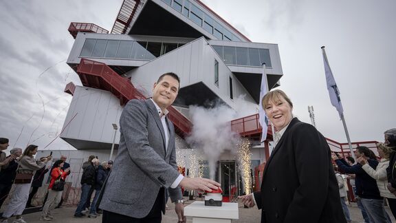 Richard van der Eijk en Eileen Niks openen Portlantis met een druk op de knop