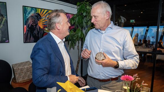 Ron van Gelder (links) overhandigde het Sleepanker aan Cees Kleiberg namens Havenbedrijf Rotterdam. Foto: Jerry Lampen