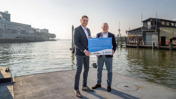Richard van der Eijk (Havenbedrijf Rotterdam) en Erik Zevenbergen (Diergaarde Blijdorp) langs de Nieuwe Maas, waar de steur weer terug moet komen. Foto: Marc Nolte