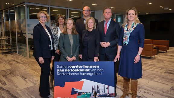 <meta charset="utf-8"><meta charset="utf-8">From left to right: Marjolein Jansen (dg Ruimtelijke Ordening, ministerie van VRO), Rosita Thé (Directeur DCMR), Marion Smit (dg Luchtvaart en Maritieme Zaken (DGLM) ministerie van IenW), Wolter Leiseboer (Regioambassadeur Zuid-West, ministerie van KGG), Wethouder Chantal Zeegers (gemeente Rotterdam), Gedeputeerde Arne Weverling (Provincie Zuid-Holland) 