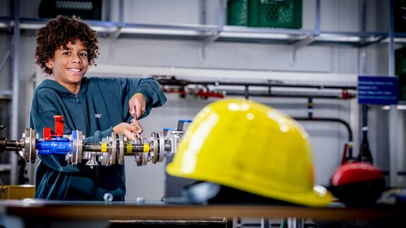 Jongen aan de bouwtafel bij Portlantis