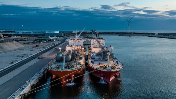 De Oceanic Moon en Gas Utopia bunkeren onderling ammoniak