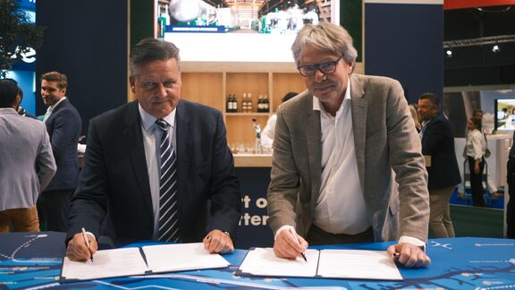 Nico van Dooren ondertekent samenwerking op de World Hydrogen Summit