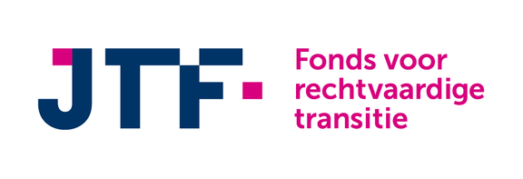 Een afbeelding met het JTF-logo in donkerblauwe letters met roze accenten, naast de tekst “Fonds voor rechtvaardige transitie” in roze letters op een witte achtergrond. Het ontwerp is strak en modern, bedoeld om het Europese fonds voor een eerlijke energietransitie te vertegenwoordigen.