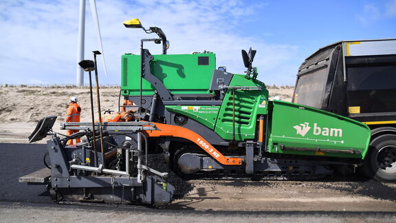 Een elektrische asfalteermachine van BAM bij het project Prinses Alexiaviaduct. Foto: Danny Cornelissen