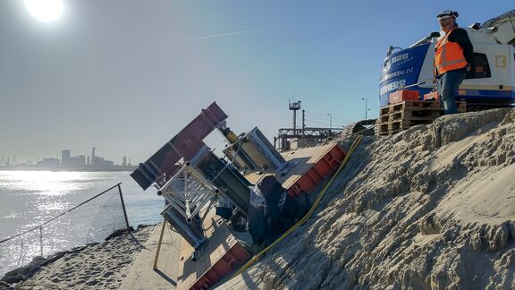 De zogenoemde 'trekproef' van ankerpalen aan de Dintelhaven. Foto: Havenbedrijf Rotterdam
