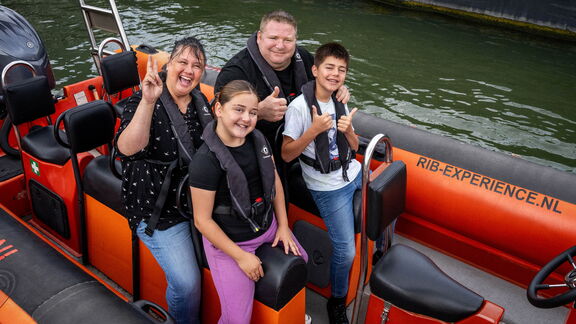 De familie mocht meevaren met de RIB-experience. Foto: Marc Nolte