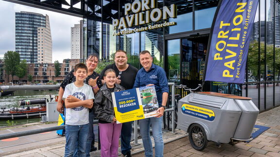 Voor de familie Melchior was het een grote verrassing om de 200.000ste bezoeker te zijn. Foto: Marc Nolte