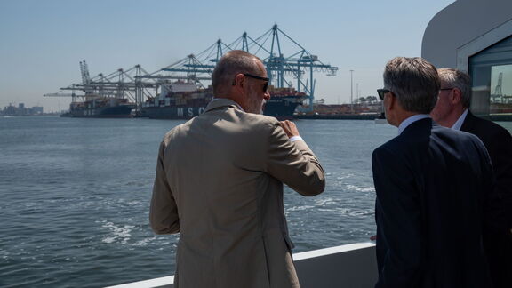 Havenbedrijf Rotterdam CEO Boudewijn Siemons (links), minister-president Dick Schoof (midden) 